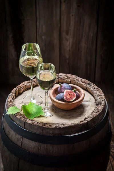 Chutné bílé víno s fíky na starý barel — Stock fotografie