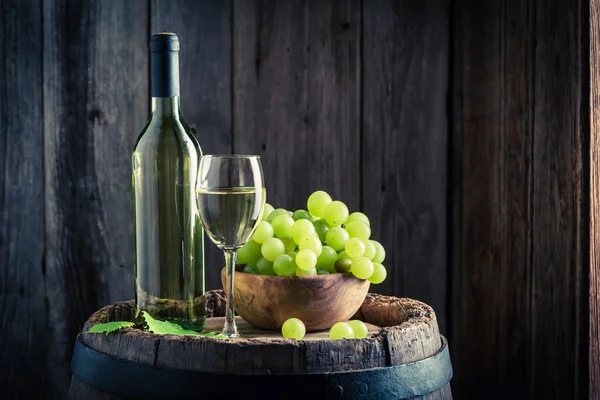 Friss fehér bor, szőlő, régi hordó — Stock Fotó