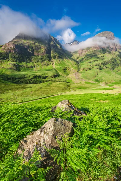 Hermosas montañas en Glencoe al amanecer, Escocia —  Fotos de Stock
