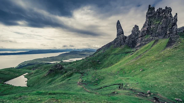Dramatic clouds over Old Man of Storr in Scotland — Stock Photo, Image