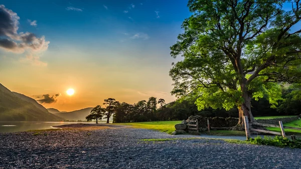 Prachtige zonsondergang in lake in Lake District, England — Stockfoto