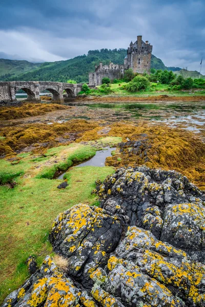 Merveilleux coucher de soleil sur le lac au château d'Eilean Donan, Écosse — Photo