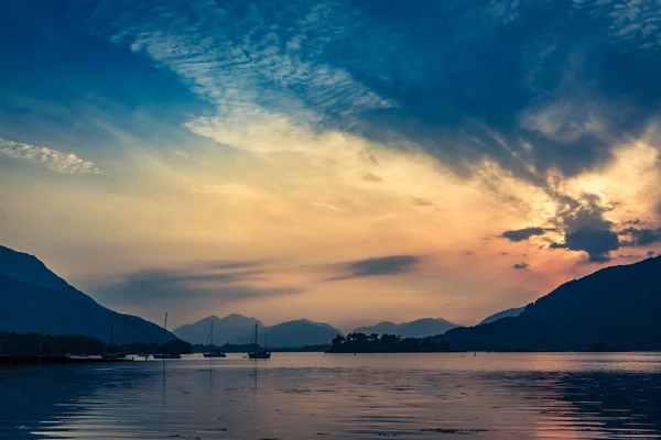 Bellissimo tramonto sulle barche sul lago in Scozia — Foto Stock