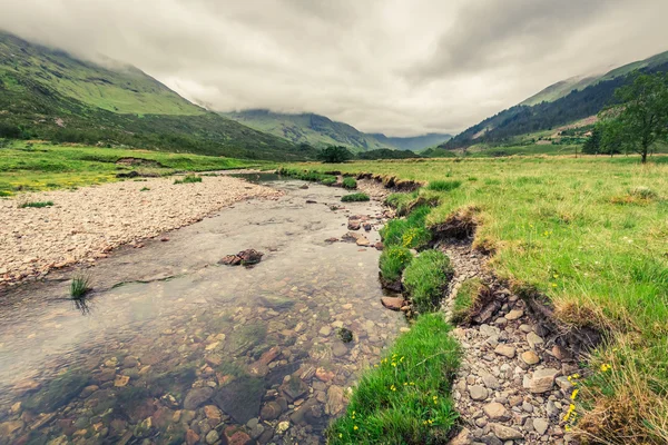 Río y montaña en un día nublado en Escocia —  Fotos de Stock