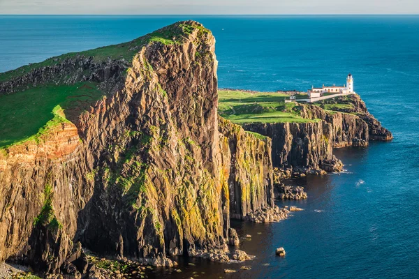Csodálatos alkonyatkor a Neist point világítótorony Isle of Skye, Skócia — Stock Fotó