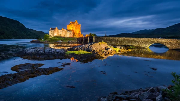 Hermoso castillo iluminado de Eilean Donan al atardecer, Escocia —  Fotos de Stock