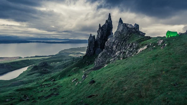 Stürmische Wolken über dem Zelt in Old Man of Storr, Schottland — Stockfoto