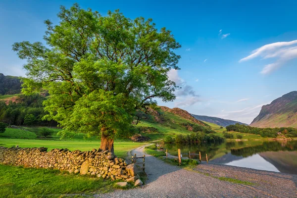 Maravilhoso pôr do sol no lago em District Lake, Inglaterra — Fotografia de Stock