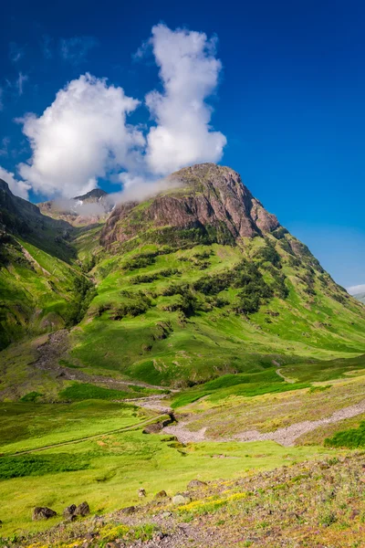 Zapierające dech w piersiach gór w Glencoe o wschodzie słońca, Szkocja — Zdjęcie stockowe