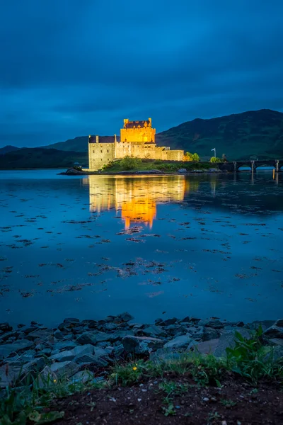 Impresionante Castillo de Eilean Donan después del atardecer, Escocia — Foto de Stock