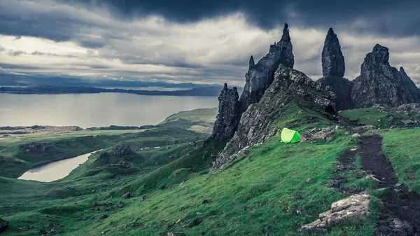 Dramatische Wolken über dem Zelt in Old Man of Storr, Schottland — Stockfoto