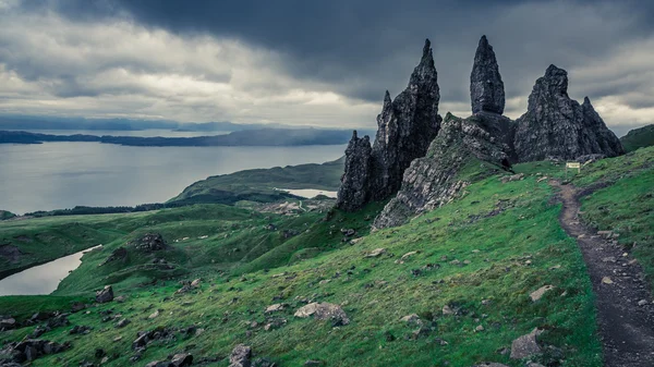 Yaşlı adam Storr İskoçya'da üzerinden fırtınalı bulutlar — Stok fotoğraf