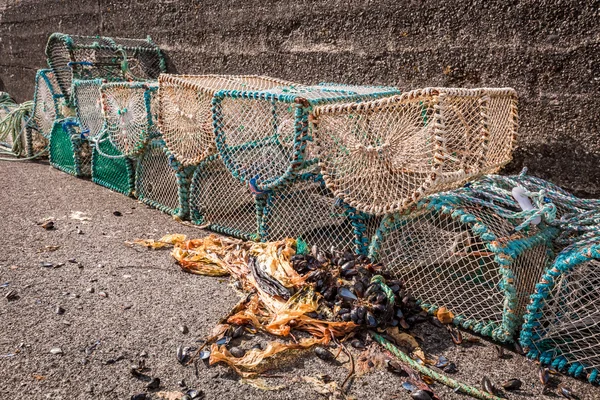 Vecchia gabbia per aragosta a riva in Scozia — Foto Stock