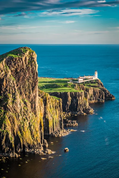 Breathtaking dusk at the Neist point lighthouse in Isle of Skye, Scotland — Stock Photo, Image