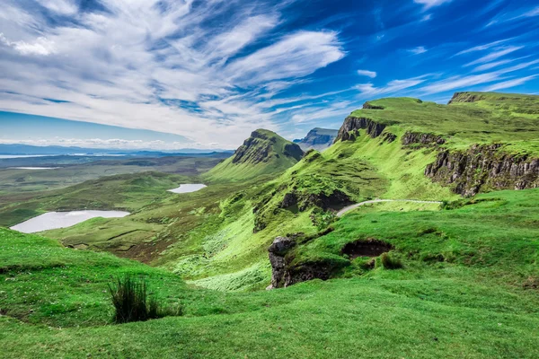 Impresionante vista desde Quiraing hasta el valle en Escocia en verano, Reino Unido —  Fotos de Stock