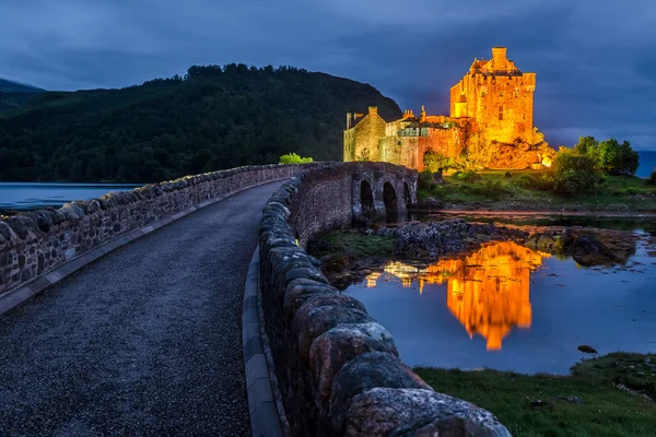 Krásný Eilean Donan Castle po západu slunce, Skotsko — Stock fotografie