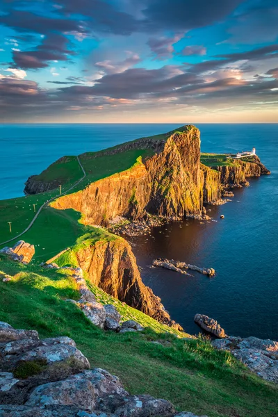 Dusk at the Neist point lighthouse in Isle of Skye, Scotland — Stock Photo, Image