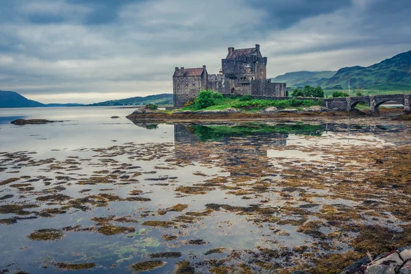 Krásný západ slunce nad jezerem na hrad Eilean Donan, Skotsko — Stock fotografie