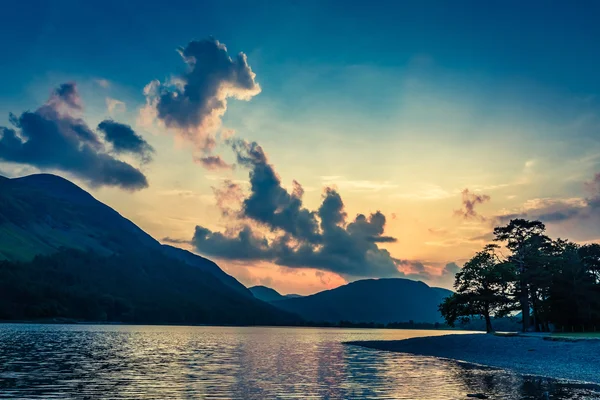 Stunning dusk at lake in District Lake, England — Stock Photo, Image