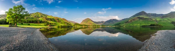 Oszałamiająca panorama jeziora w District Lake, o zmierzchu, Anglia — Zdjęcie stockowe