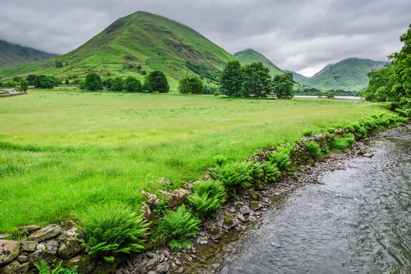 Vue imprenable sur le lac District brumeux et vert, Angleterre — Photo