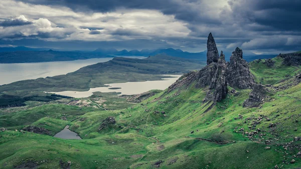 Yaşlı adam Storr İskoçya'dan nefes kesen manzarası — Stok fotoğraf