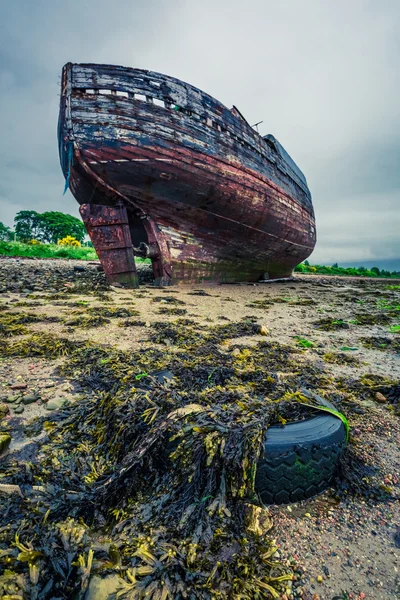 Verlassenes Schiffswrack an Land in Fort William, Schottland — Stockfoto