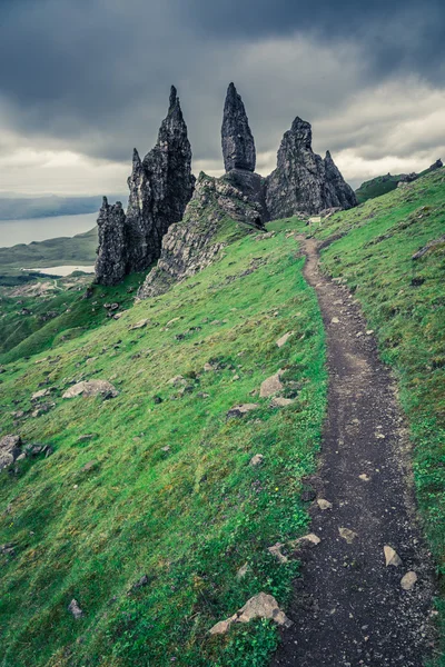 スコットランドのスカイ島でストーの老人に歩道 — ストック写真