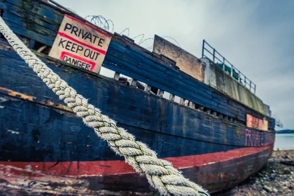 Old shipwreck on shore in Fort William, Scotland — Stock Photo, Image