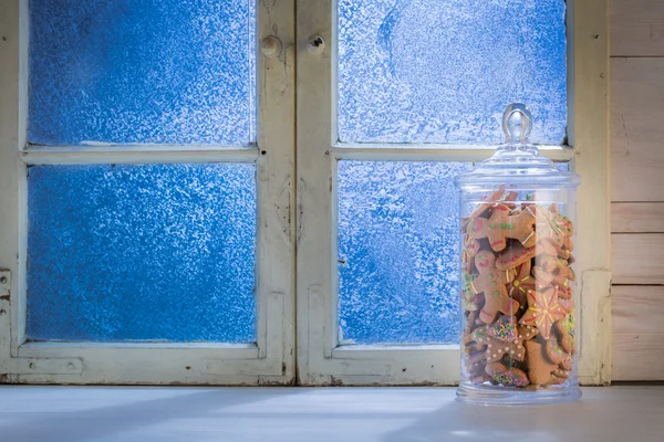 Ventana azul esmerilada con galletas en tarro para Navidad —  Fotos de Stock