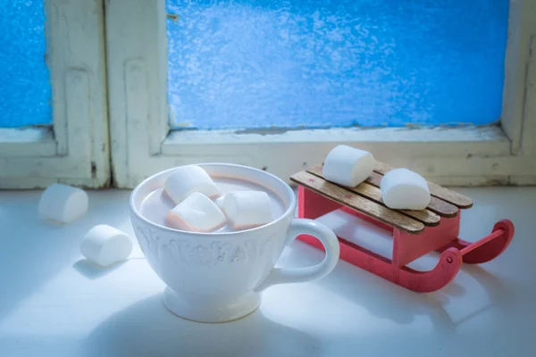 Hausgemachte heiße Schokolade mit Marshmallows für Weihnachten am kalten Abend — Stockfoto
