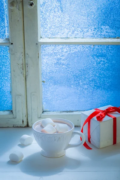 Домашний рождественский шоколад с зефиром в холодный вечер — стоковое фото