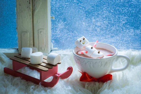 Домашний снеговик из зефира на Рождество в кружке — стоковое фото