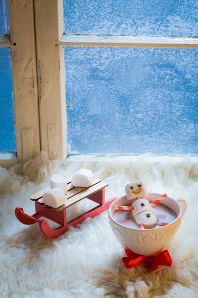 Сладкий и счастливый зефир снеговик на Рождество в кружке — стоковое фото