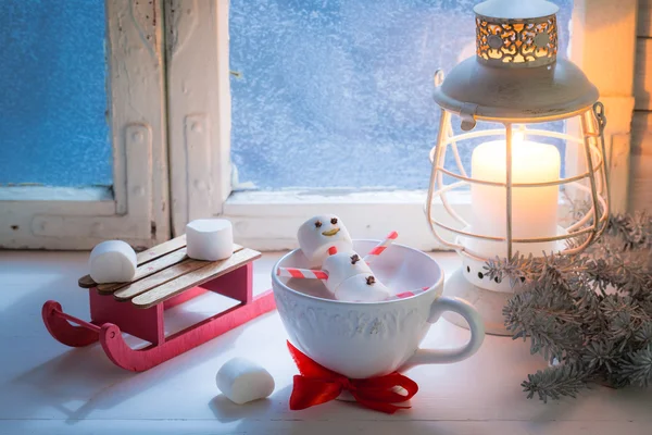 Relaxing in hot cocoa snowman made of marshmallows for xmas — Stockfoto