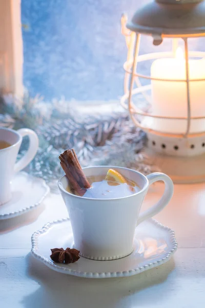 Hot tea with orange and cinnamon for Christmas — Stockfoto