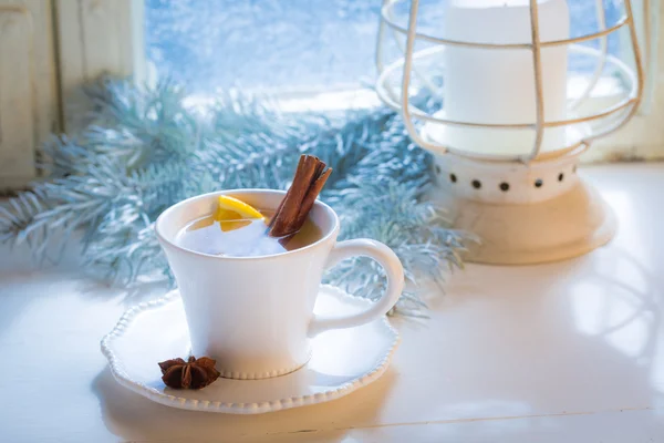 Tè dolce e caldo con cannella per Natale — Foto Stock