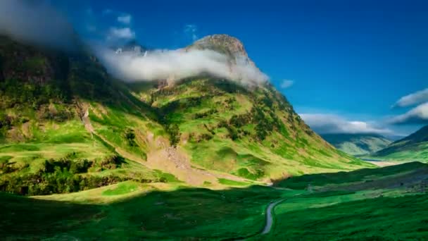 Amanecer brumoso sobre las montañas de Glencoe en Escocia, 4k, timelapse — Vídeo de stock