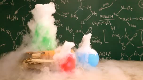 Dynamische chemische reactie in laboratorium in school — Stockvideo