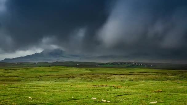 Viharos felhők felett mező, Skye-sziget, Skócia, 4k, Timelapse — Stock videók