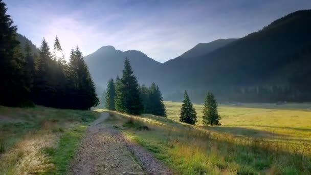 在谷波兰 Tatra 山脉 Chocholowska，令人惊叹的日出 — 图库视频影像