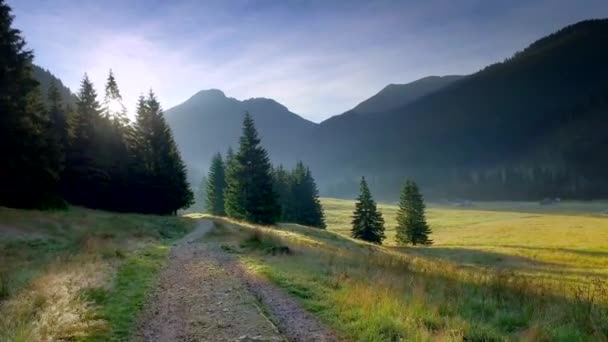 Wspaniały wschód słońca w dolinie Chochołowskiej, Tatry, Polska — Wideo stockowe