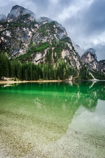 Impresionante vista de Pragser Wildsee en Dolomitas —  Fotos de Stock