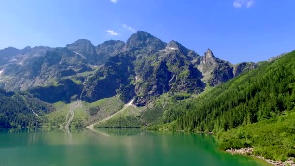 Lac au milieu des montagnes des Tatras au lever du soleil, Pologne — Video