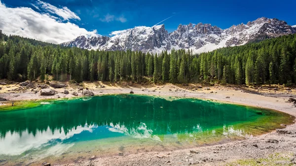 Piękny widok na Jezioro Carezza górskie w spring, Alpy, Włochy — Zdjęcie stockowe