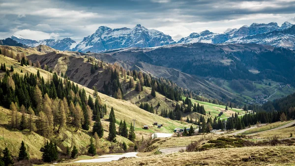 Zapierające dech w piersiach widok na dolinę w regionie Dolomity, Włochy — Zdjęcie stockowe