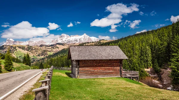 View of wooden cottage in Dolomites, Italy — Stock Photo, Image