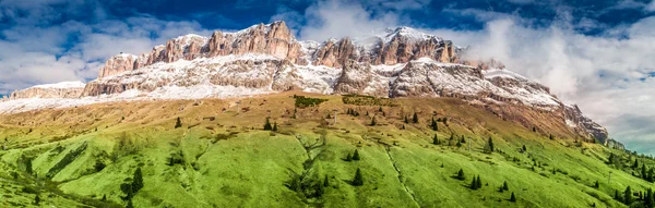 Zapierające dech w piersiach panorama snowy Dolomity, Alpy, Włochy — Zdjęcie stockowe