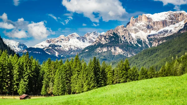 Krásný výhled na údolí v Dolomitech, Alpy, Itálie — Stock fotografie