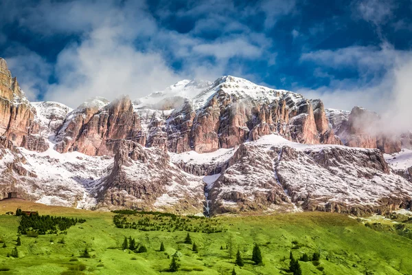 Vista deslumbrante para o pico nublado em Dolomites, Alpes, Itália — Fotografia de Stock